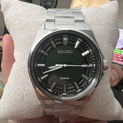 Seiko Men's Watch - Essentials  Black Dial Stainless Steel Bracelet | SUR503 - 40mm brand new