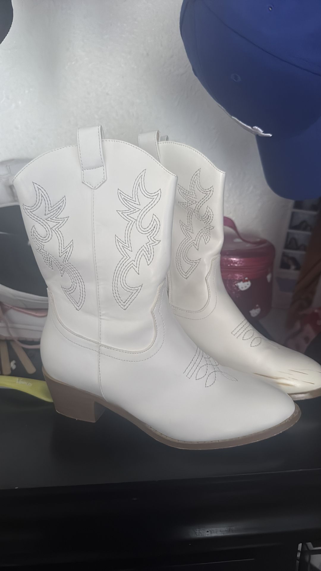 White boots size 4