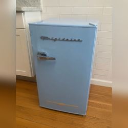 Frigidaire Refrigerator with Adjustable Shelves – New York, NY