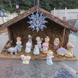 Vintage 1986 Avon Nativity Figurines w/Manger