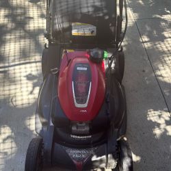 Honda Lawnnmoer In Almost New Conditions. Everything Smart Drive Control.