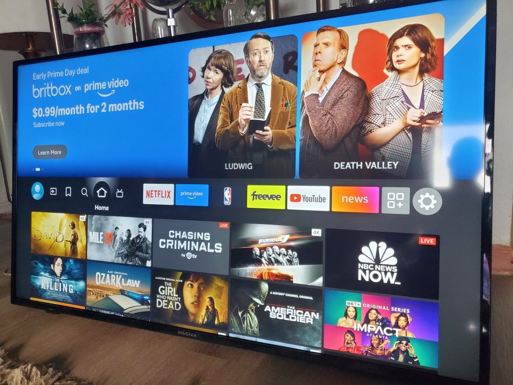 55" insignia Amazon fire smart tv 4k great condition comes with wall mount set. Great Quality Pic