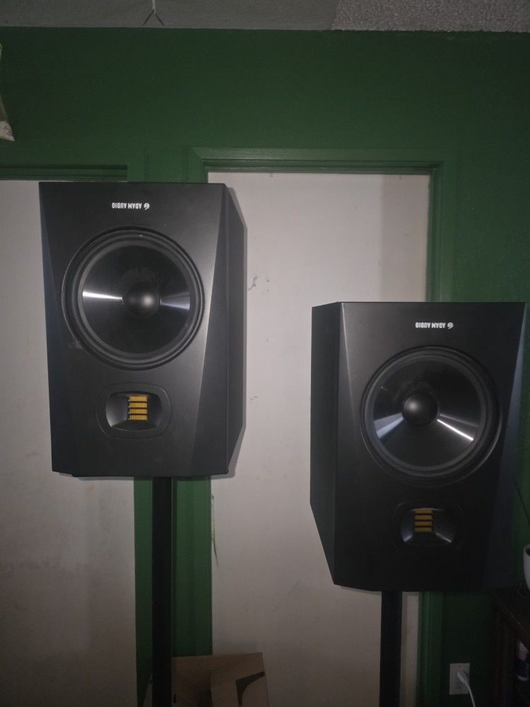 Adam Audio T8V Dual Soeakers With Cables And Stands