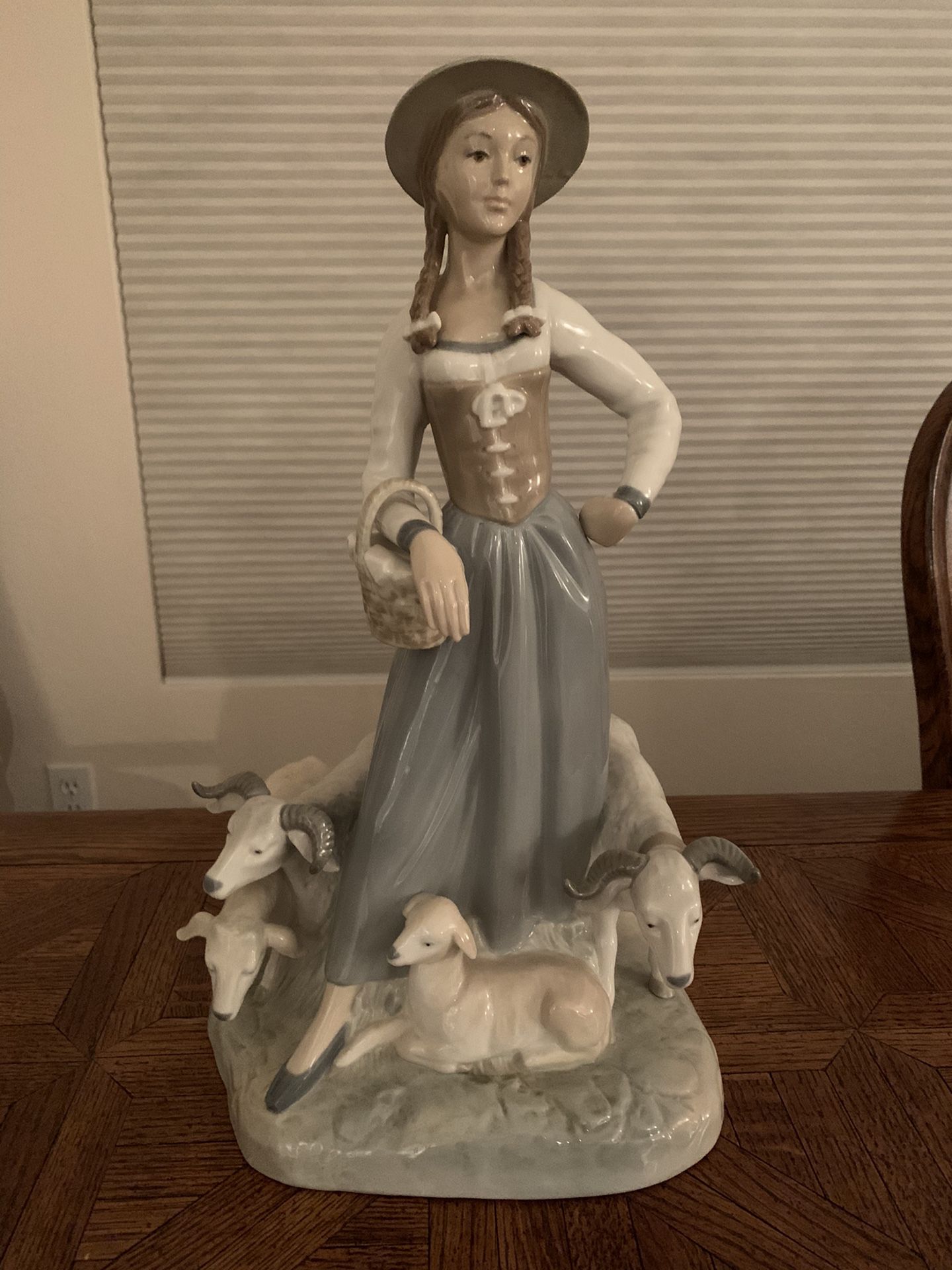 Lladro Zaphir/Nao figurine: Shepherdess