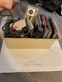 Nintendo NES lot. 4 games including rare Arkanoid with special controller , Castlevania ,duck hunt ,excitebike with game holder case, turbo controller