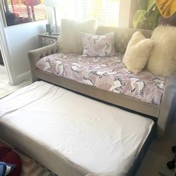 Day Bed W/ Pull Out Bed