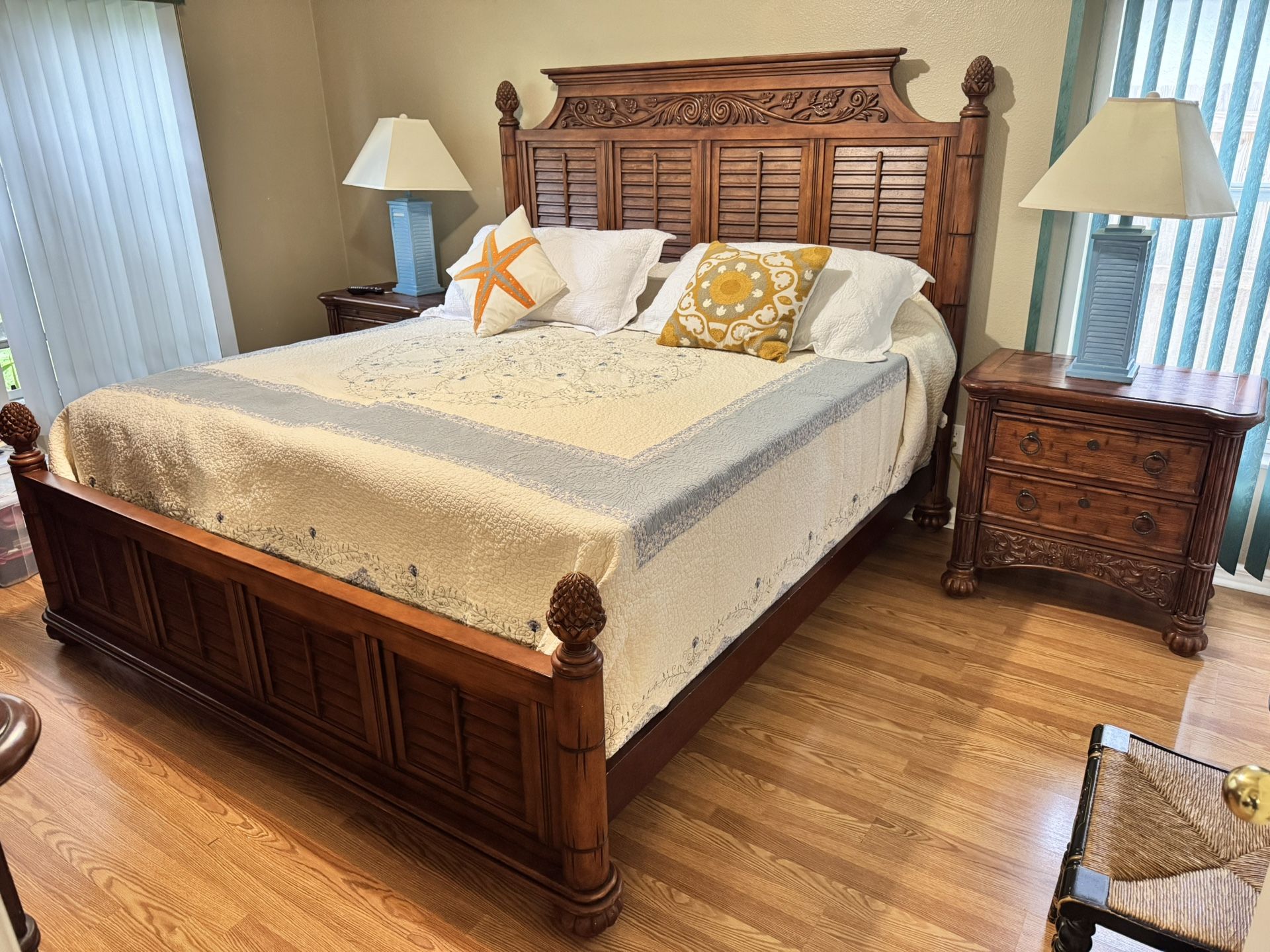 BROYHILL TOMMY BAHAMA TROPICAL STYLE BEDROOM KING BED FRAME DRESSER