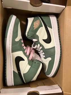 Womens Jordan mid size 7