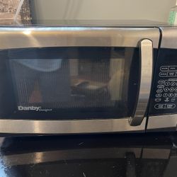 Countertop Microwave Oven In Great Condition 