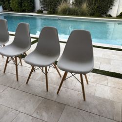 Set of 4 white table chairs