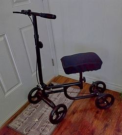 VIVE KNEE SCOOTER/WALKER. KNEE PAD WITH COVER. BLACK FRAME. RIGHT HAND BRAKE. EXCELLENT CONDITION !