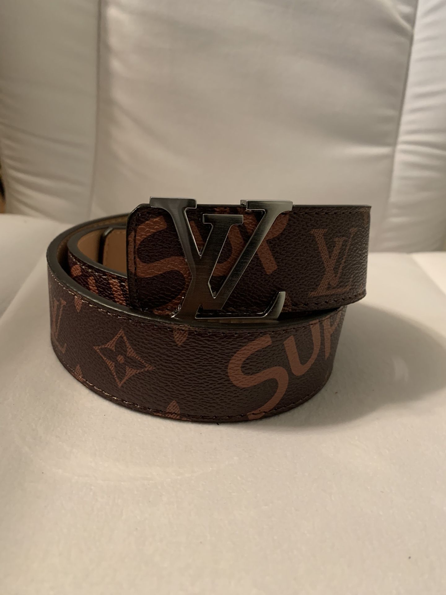 Louis Vuitton supreme Belt size 30/32