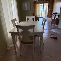 has Two Table Leaves