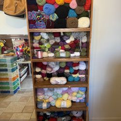Yarn comes with its bookshelf tejidos