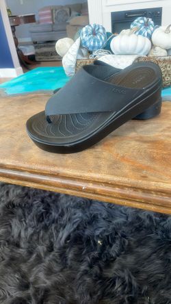 Crocs flip flops .. thick sz10 used