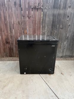 Arctic King Black Chest Freezer