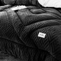 Black And White Thick And Cozy Warm Comforter Blanket 