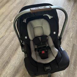 Nuna Pipa RX Carseat And Adapter