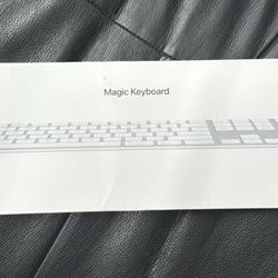 Apple Magic Keyboard with Numeric Keypad: Wireless, Bluetooth, Rechargeable. Works with Mac, iPad, or iPhone; US English - White 