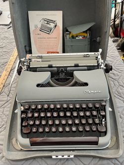 Olympia SM3 Deluxe Portable Typewriter