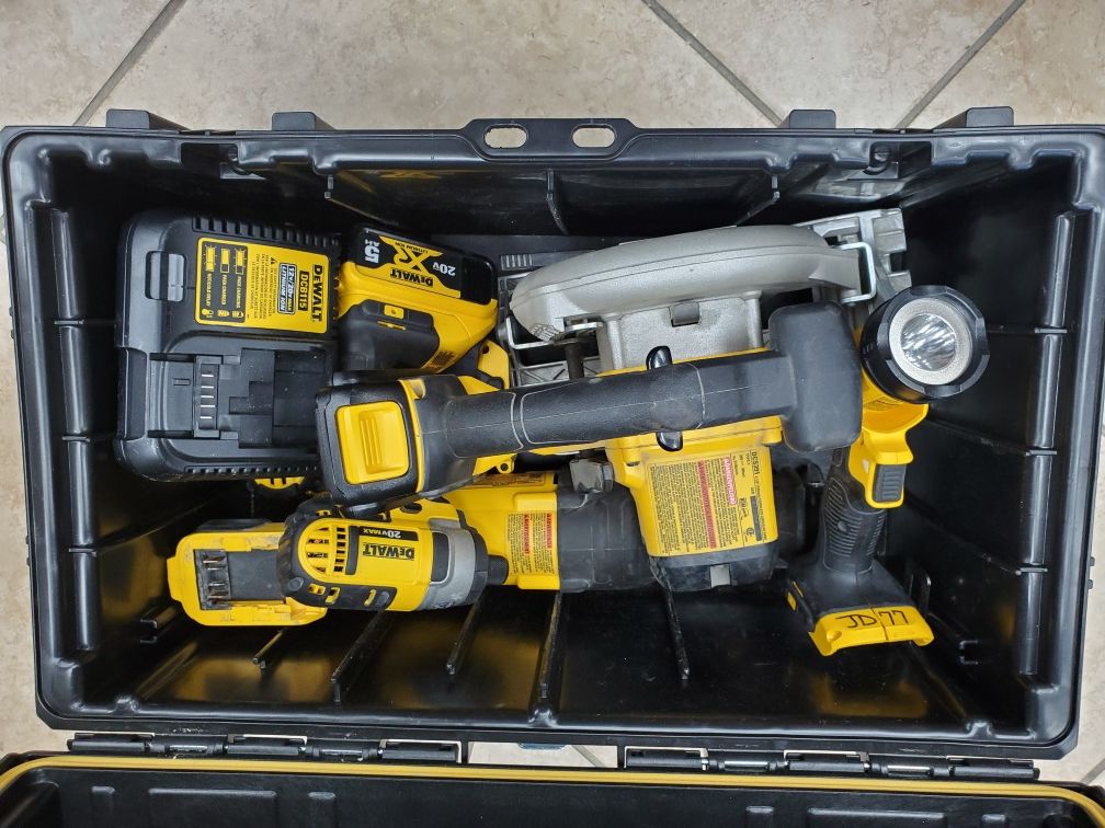 Dewalt 20v 5 piece kit drill, Impact, saw zaw, circular saw, and flashlight . Comes with 2 batteries and charger with hard box case 350$!!