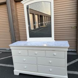 Dresser with mirror (stanley)/ tocador con espejo