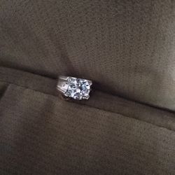 Beautiful Unisex Sterling Silver Ring With A 5kt Zerconia Stone 