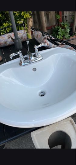 Lavamanos de pedestal y llave incluida (3piezas) en muy buen estado $80.00 OBO. No delivery