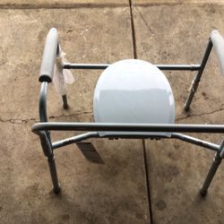 Drive Medical Heavy Duty Bariatric Folding Bedside Commode Chair.