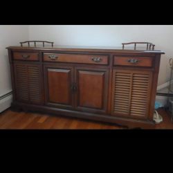 Stereo, Radio. Plays Vinal Records. Great Condition! 