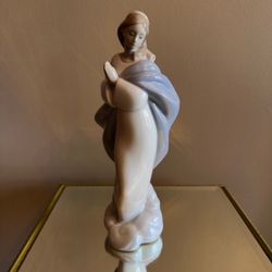 Nao by Lladro 1441 Virgin Mary Porcelain Figurine - Mint Condition, Made in Spain