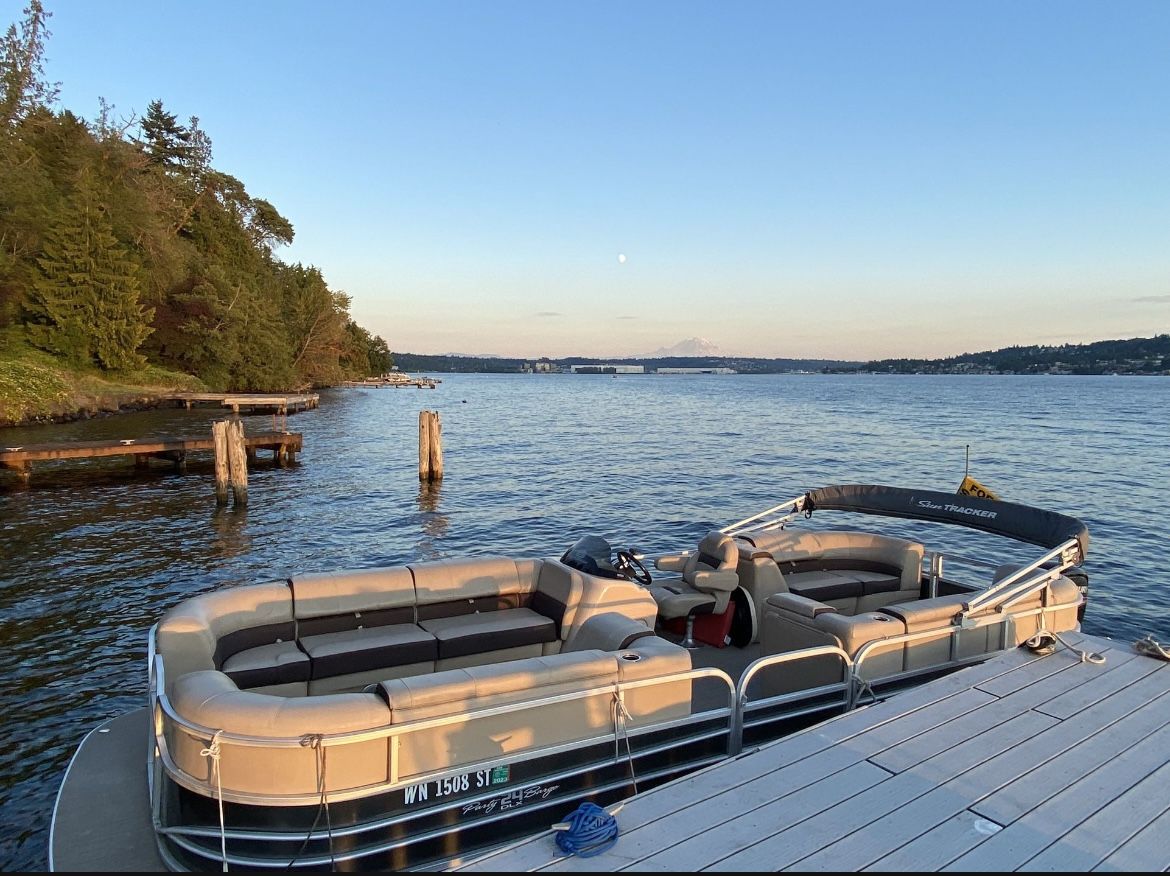 2018 Sun tracker Party Barge 24 DLX- Pontoon Boat