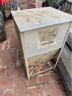 Dog feeder