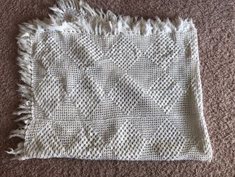 Brand new beautiful hand kneaded white cover 52 x 44“