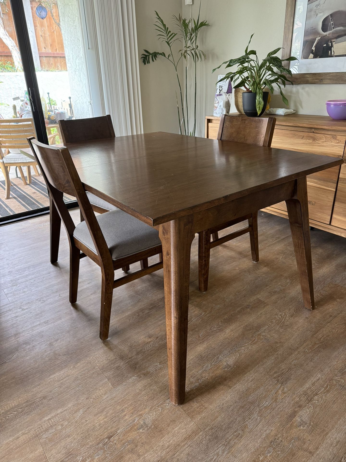 Dining Room Table & Chairs 