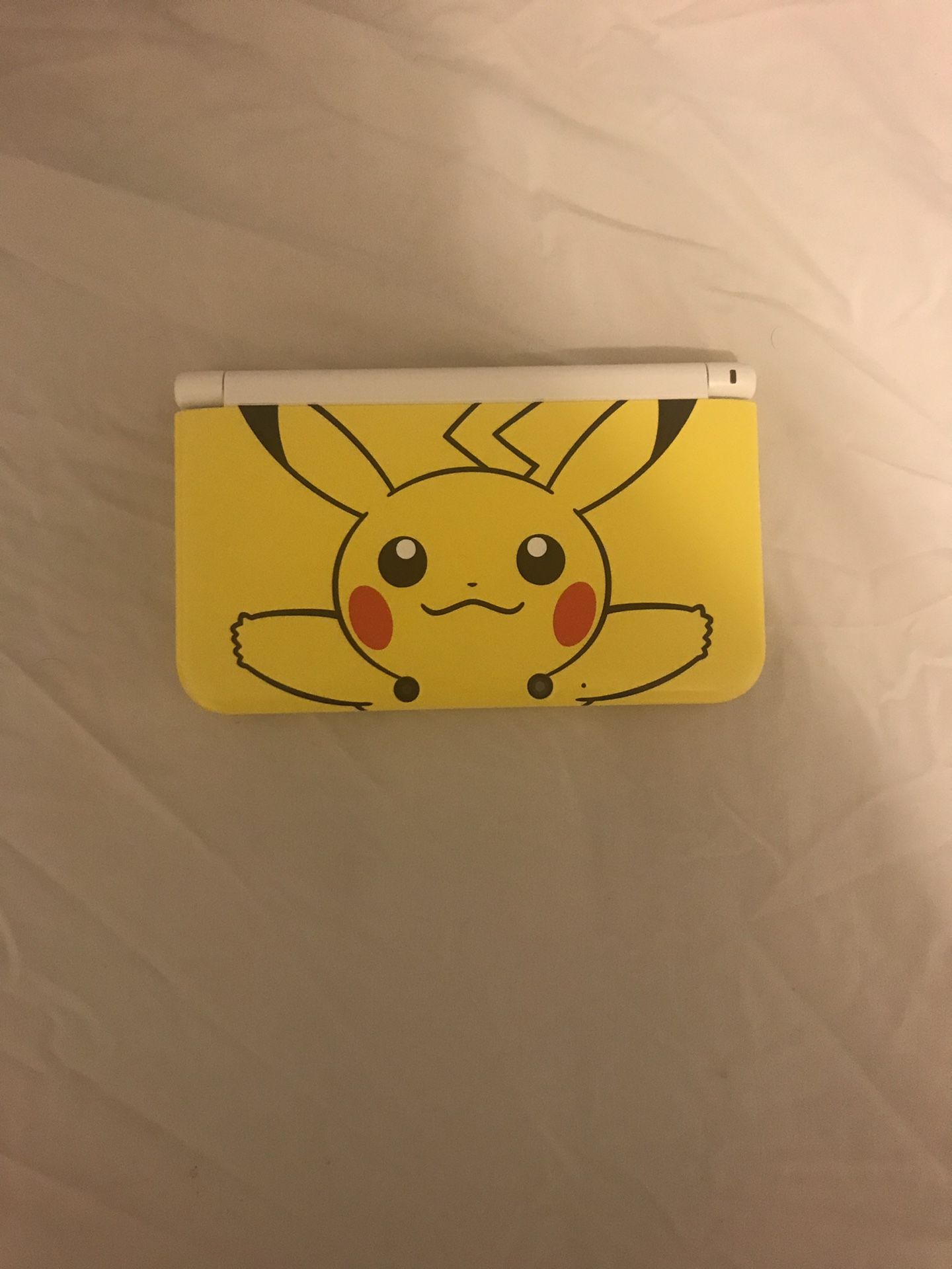 nintendo 3ds XL - (RARE) pikachu edition