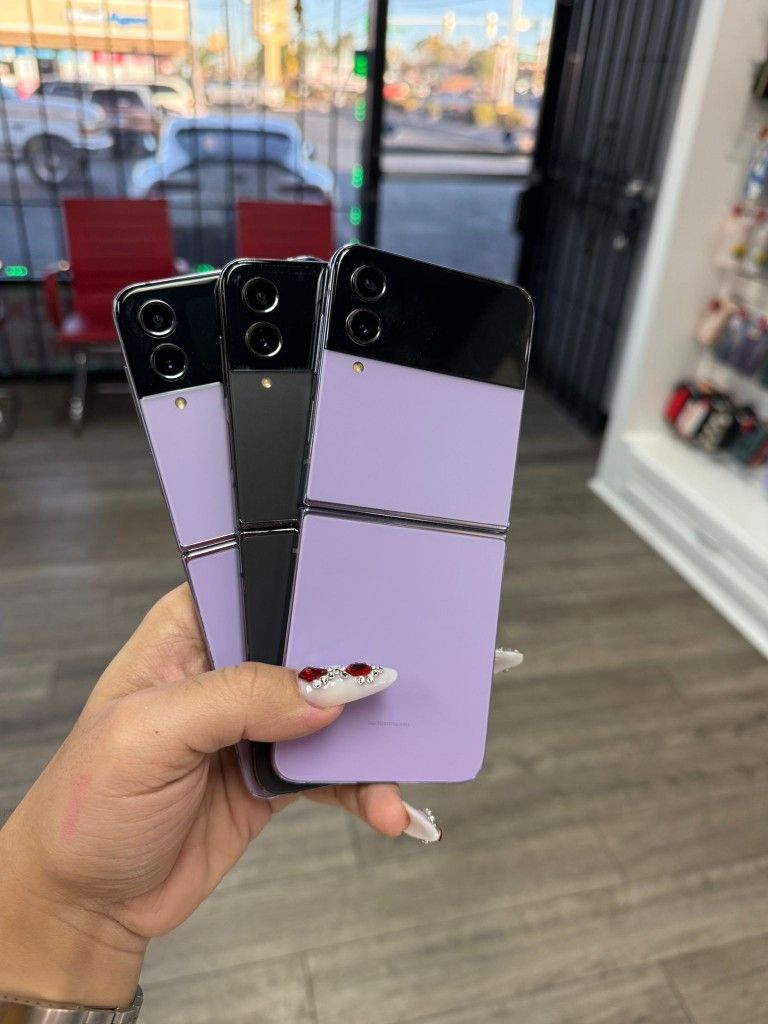 Samsung Galaxy Z Flip 4 128gb Unlocked! Financing Available Only 50 Down📱