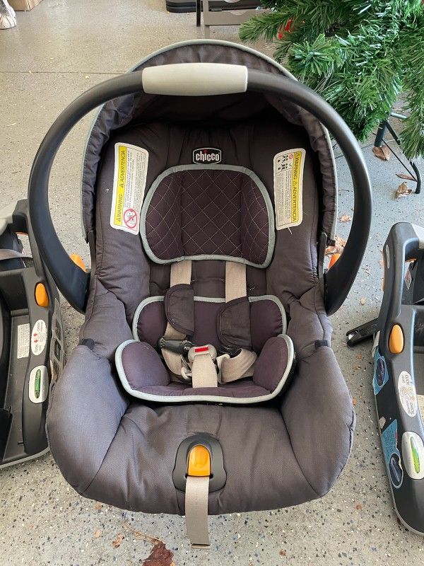 2021 Chicco car seat plus 2 car bases included