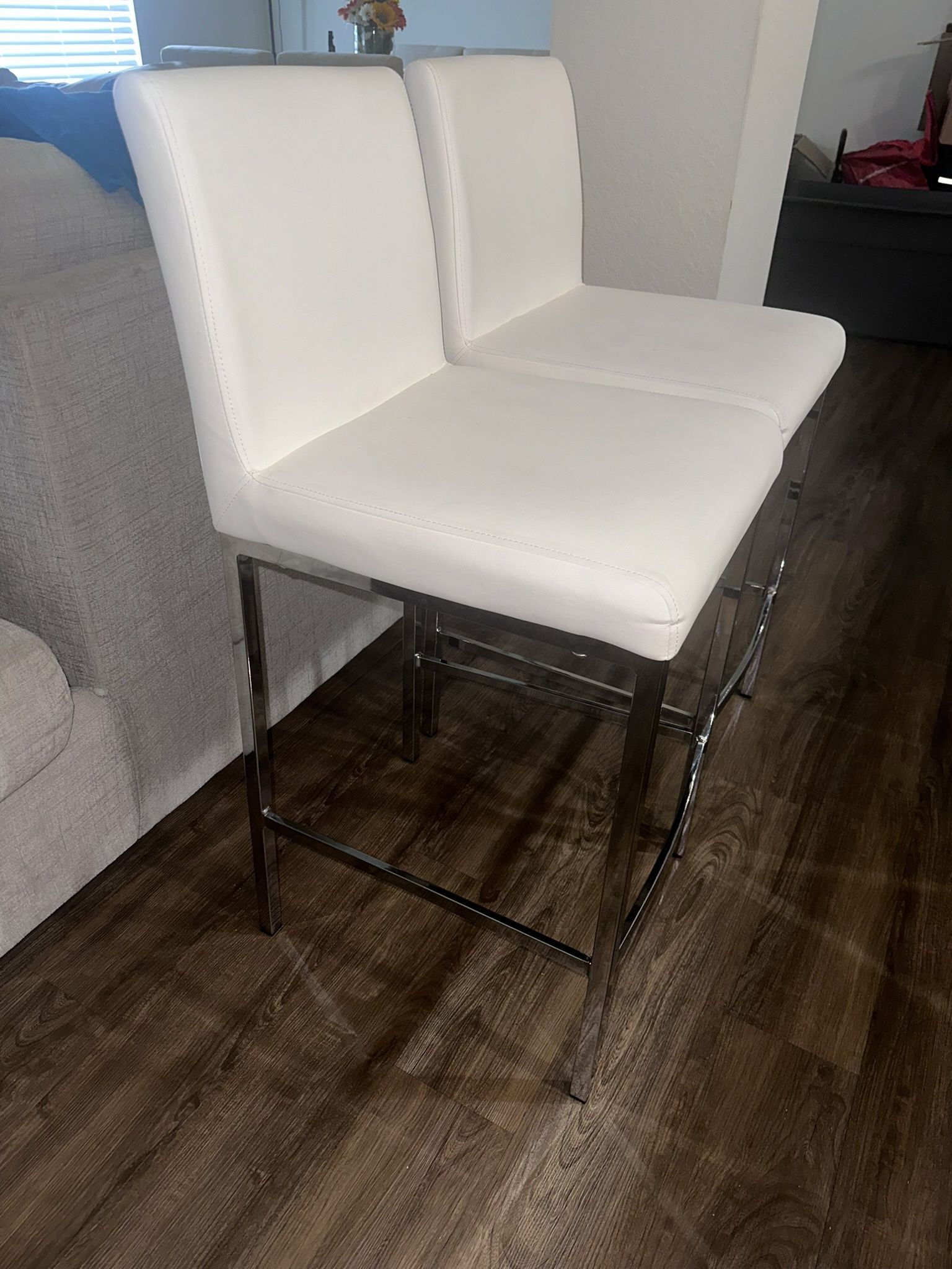 Set Of 2 White bar stools