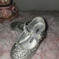 Beautuful BRAND New toddler size 6 Glitter shoes