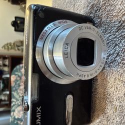 Panasonic Lumix DMC-FX07 Digital Camera 7.2MP  with Battery - Black