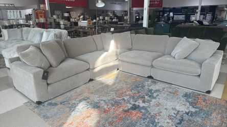 Olivia 🎉 brand new/ modern/luxury 🌼  Living Room Sectional with Chaise