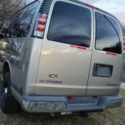 2002 EXPRESS VAN 