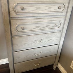 Dresser With 5 Drawers 