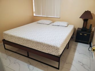 King Size Bed, 2 Full size, and 2 Twin Size Bed moving away Sale