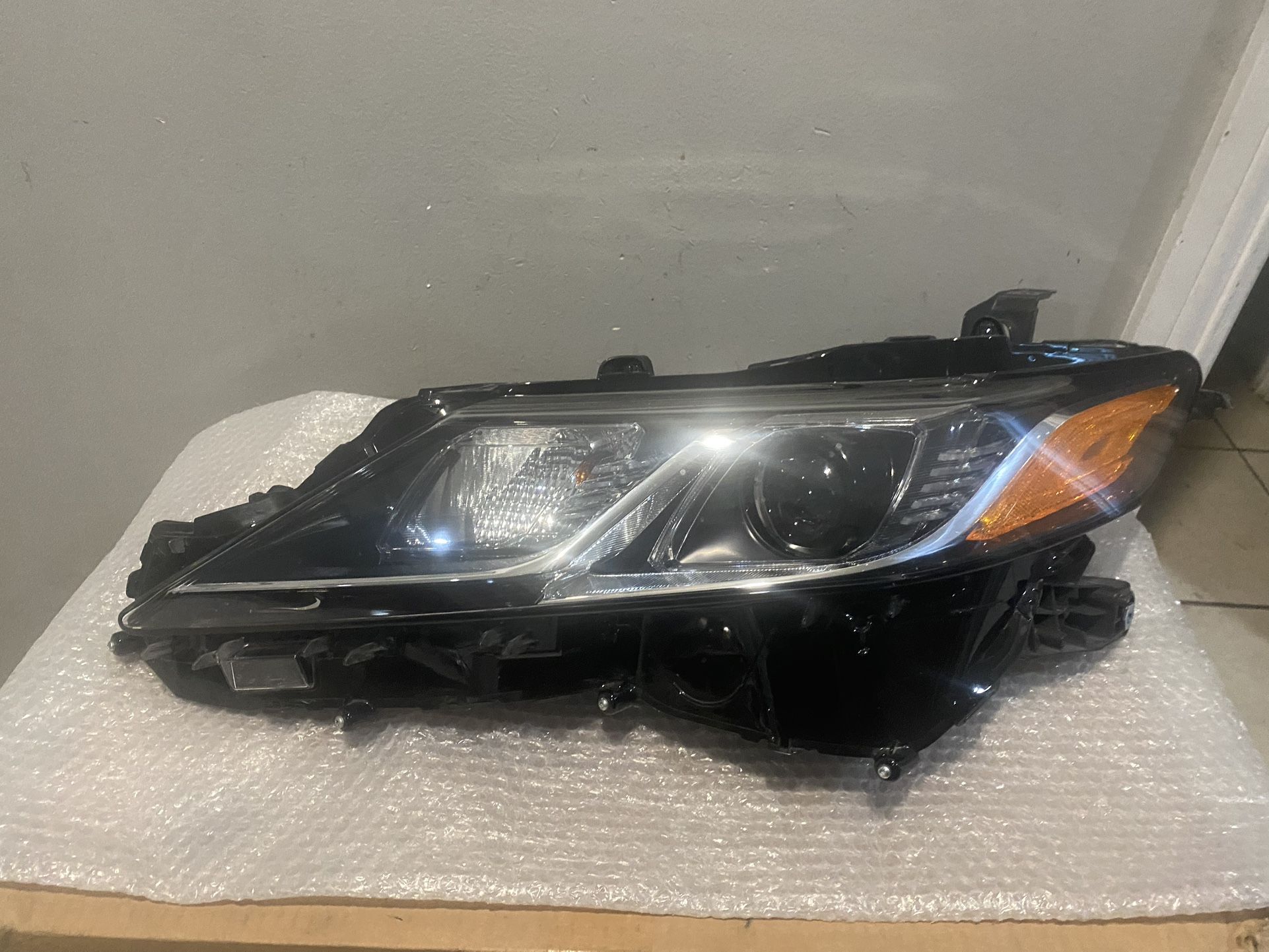 2018-2020 Toyota Camry Left Headlight