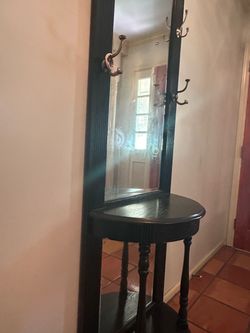 Entry table with mirror