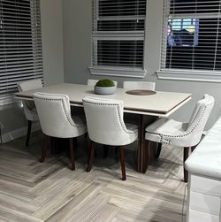 Beautiful Dinning Table w/6 chairs
