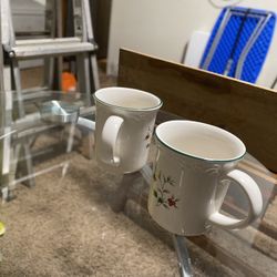 Cute Christmas plate collection! 8 of each cup and plate, while theres 7 of the clear taller cups.