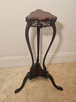 Decorative Three-Leg Pedestal Stand – Elegant Carved Look